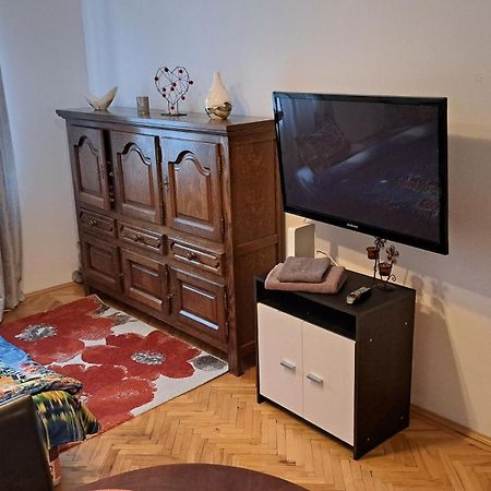 Lovely 1 Bedroom Apartment In City Centre, Sleeps 4 ! Turda Exteriér fotografie