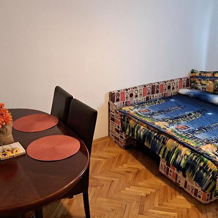 Lovely 1 Bedroom Apartment In City Centre, Sleeps 4 ! Turda Exteriér fotografie