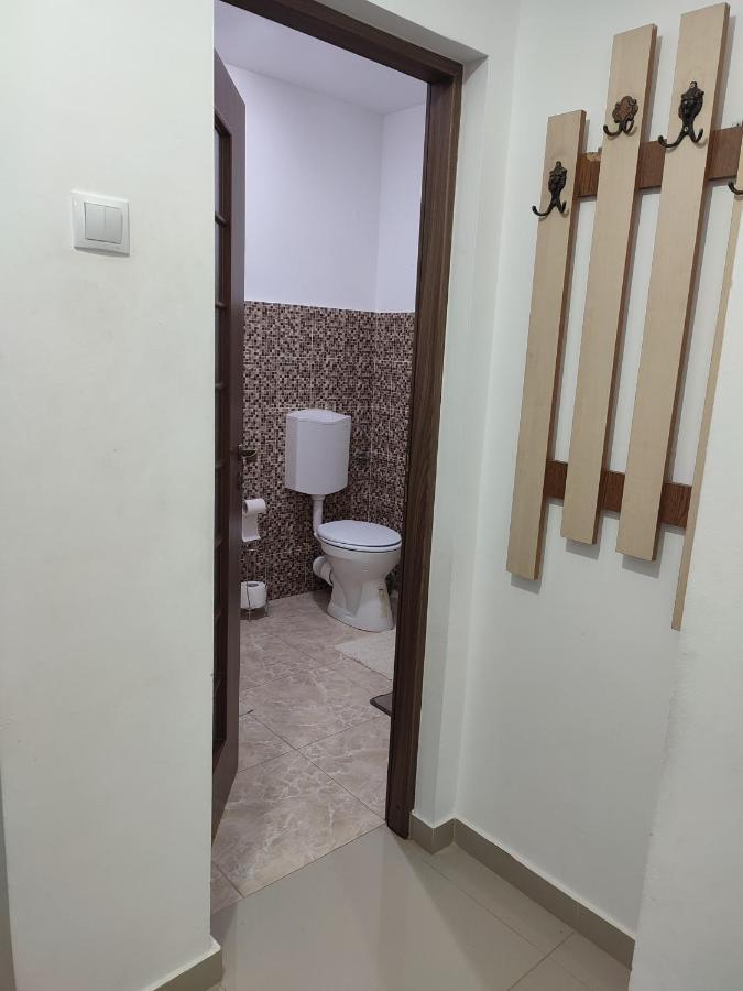 Lovely 1 Bedroom Apartment In City Centre, Sleeps 4 ! Turda Exteriér fotografie