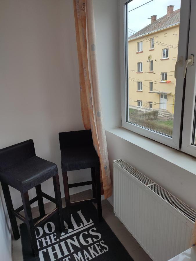 Lovely 1 Bedroom Apartment In City Centre, Sleeps 4 ! Turda Exteriér fotografie