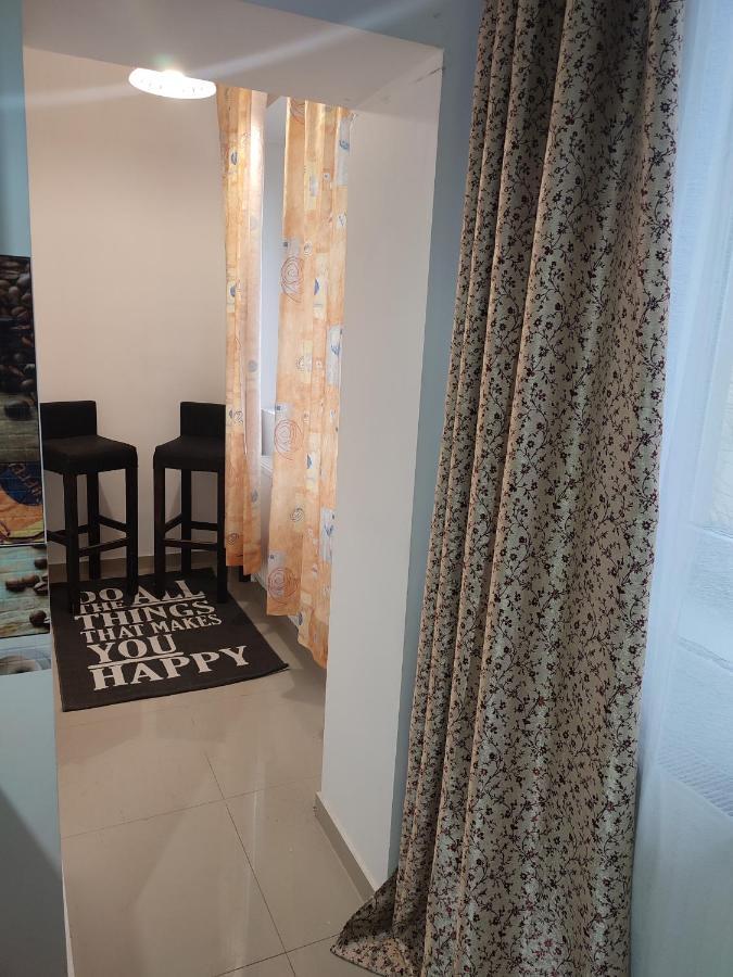 Lovely 1 Bedroom Apartment In City Centre, Sleeps 4 ! Turda Exteriér fotografie