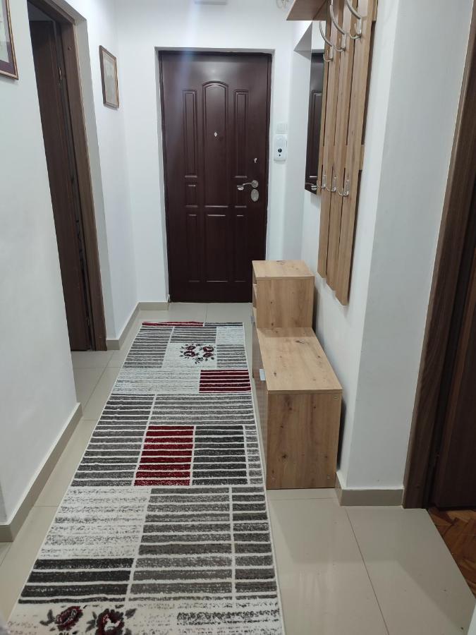 Lovely 1 Bedroom Apartment In City Centre, Sleeps 4 ! Turda Exteriér fotografie