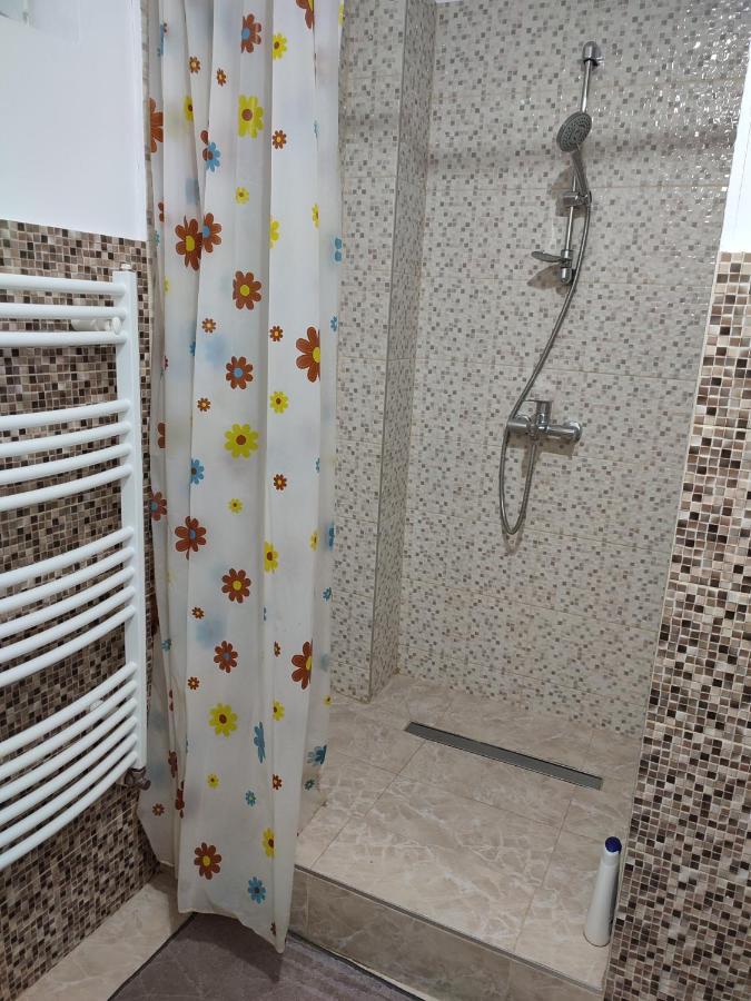 Lovely 1 Bedroom Apartment In City Centre, Sleeps 4 ! Turda Exteriér fotografie