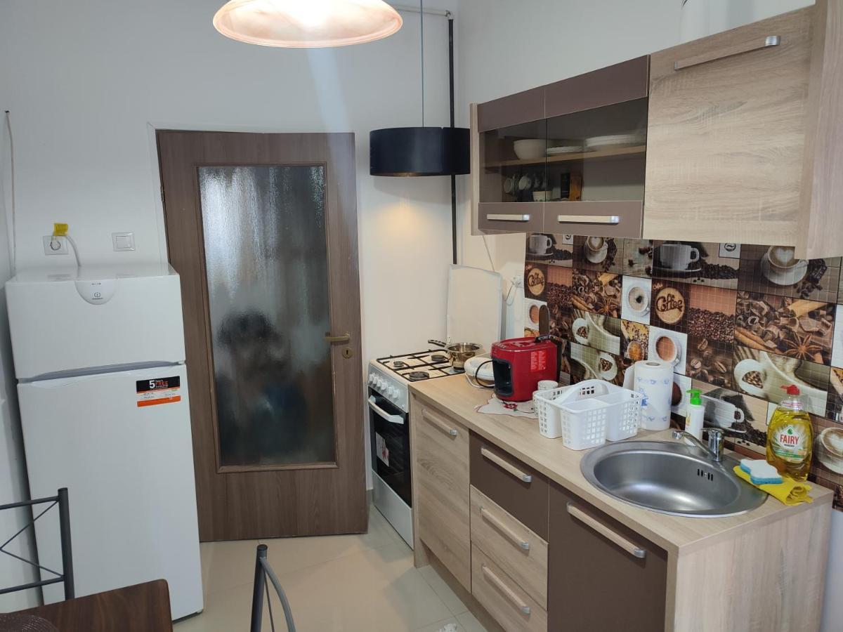 Lovely 1 Bedroom Apartment In City Centre, Sleeps 4 ! Turda Exteriér fotografie