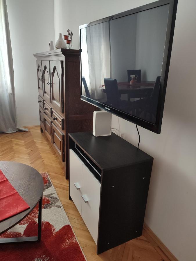 Lovely 1 Bedroom Apartment In City Centre, Sleeps 4 ! Turda Exteriér fotografie