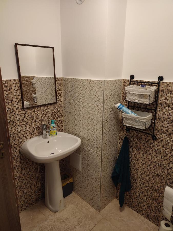 Lovely 1 Bedroom Apartment In City Centre, Sleeps 4 ! Turda Exteriér fotografie