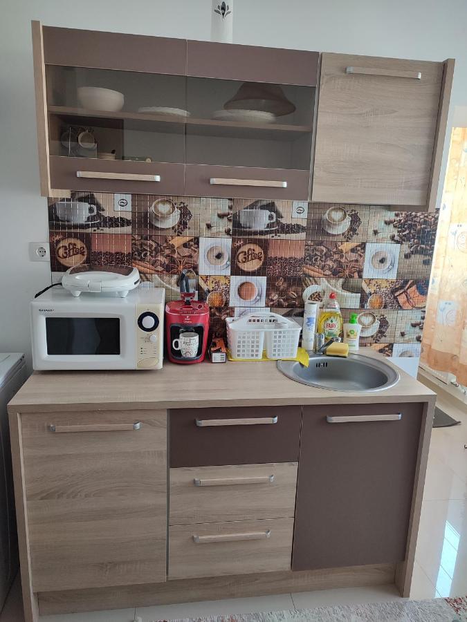 Lovely 1 Bedroom Apartment In City Centre, Sleeps 4 ! Turda Exteriér fotografie