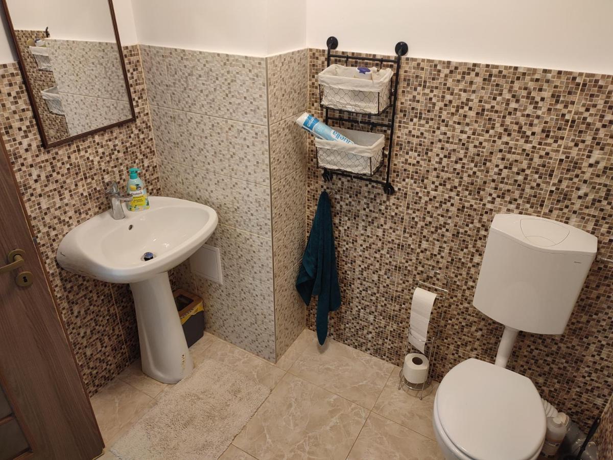 Lovely 1 Bedroom Apartment In City Centre, Sleeps 4 ! Turda Pokoj fotografie