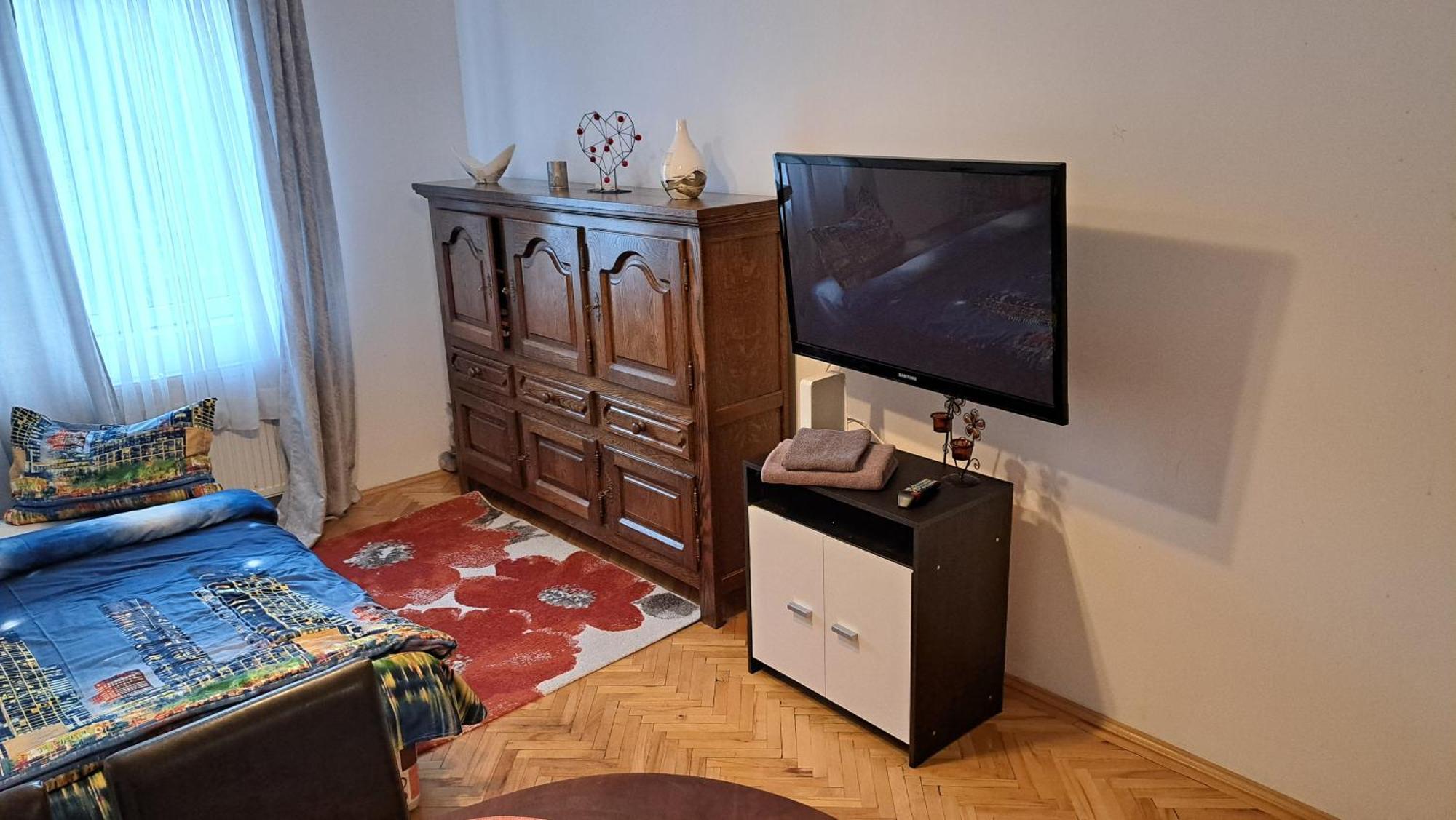 Lovely 1 Bedroom Apartment In City Centre, Sleeps 4 ! Turda Exteriér fotografie