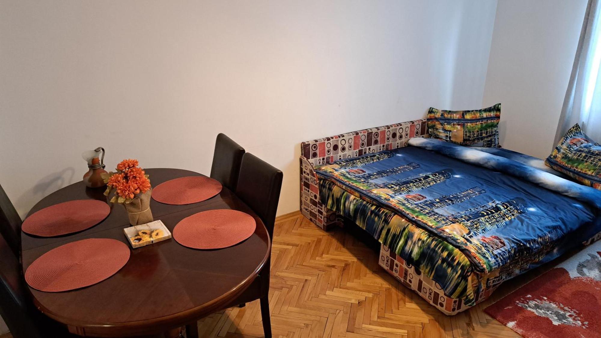 Lovely 1 Bedroom Apartment In City Centre, Sleeps 4 ! Turda Exteriér fotografie